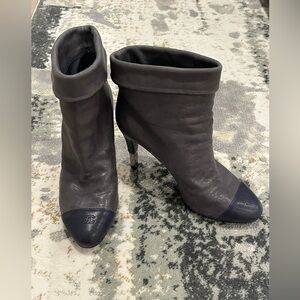 CHANEL 39 C GREY LEATHER BLUE CAP TOE BOOTIE HIDDEN PLATFORM ANKLE BOOTS